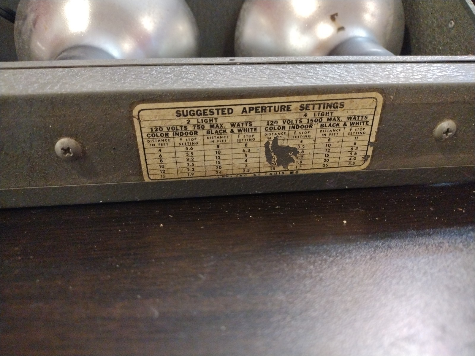 VINTAGE 8mm 16mm MOVIE CAMERA LIGHT BAR 4 BULBS CASE AREL INC. V-PAK BAR LIGHT