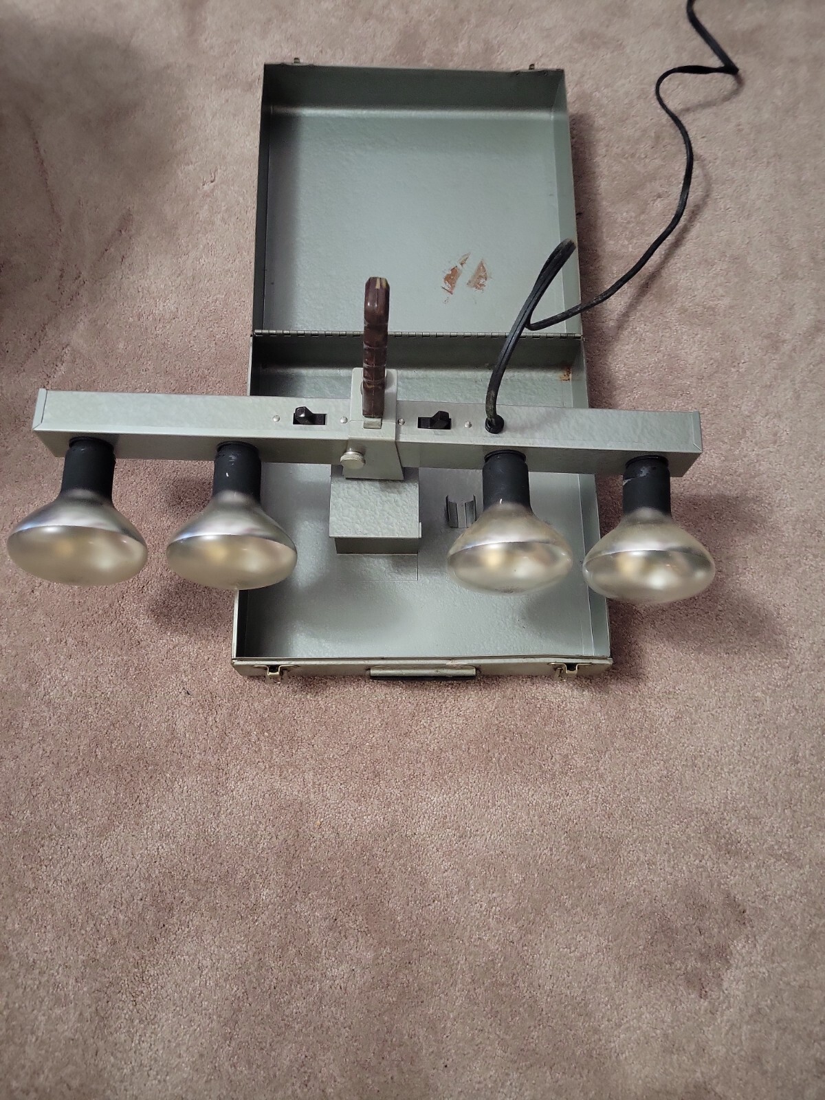 Vtg Chicago Kitchenware Metal Light Bar 4 bulb base Dual Switch with case
