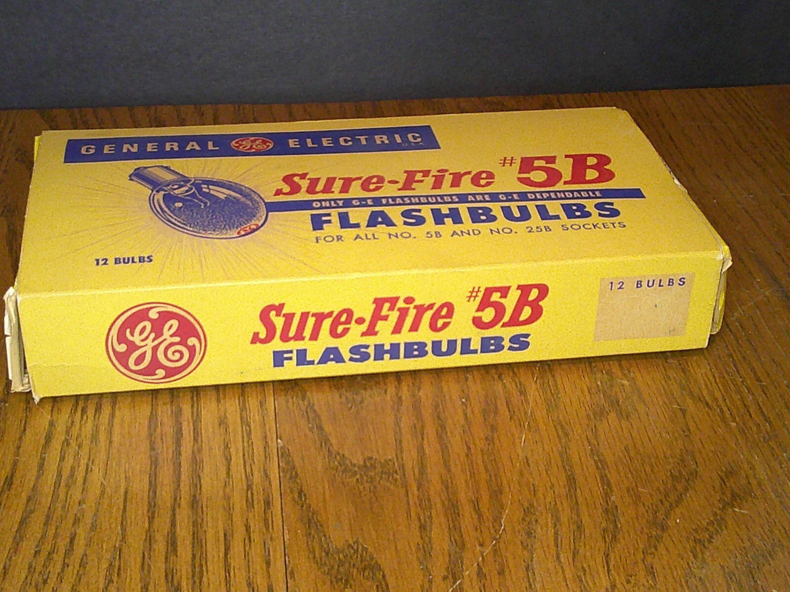 Vintage General Electric flashbulbs sure-fire # 5B in original box 12 bulbs Z18