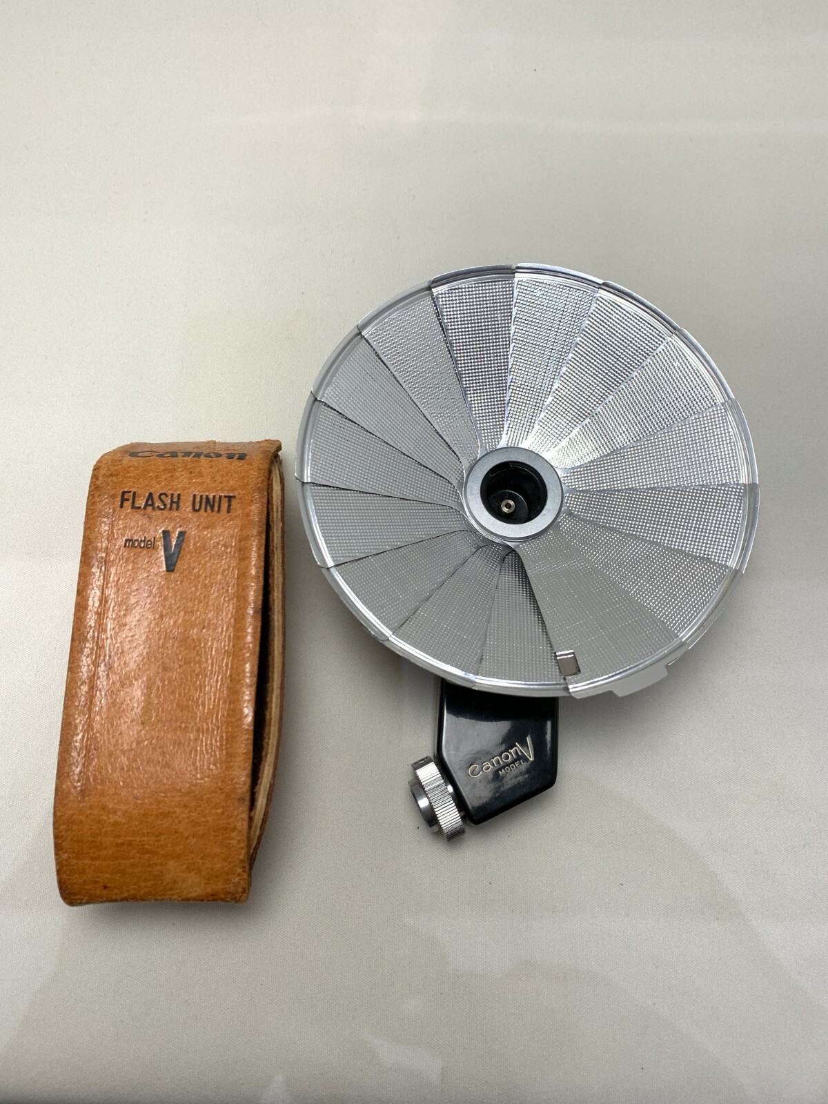 Canon Flash Unit Model V with Original Leather Case Canon V Series (N053)