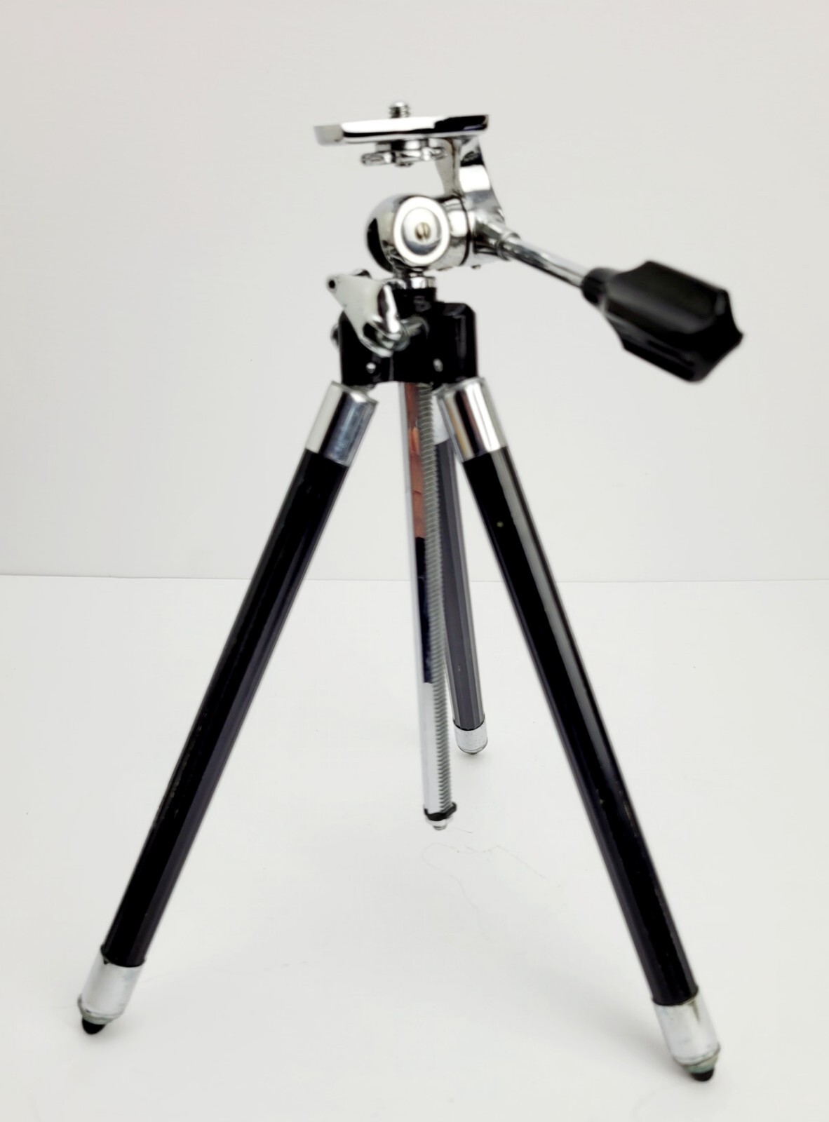 Diamond Camera Tripod With Zipper Closing Leather Cary Case With Handle