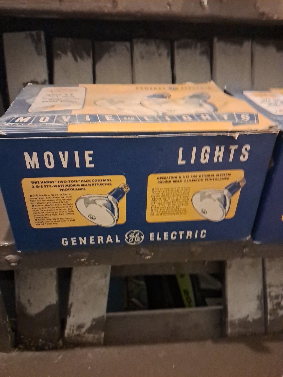 Vintage Folding Move Light Setup With 2 Boxs Of General Electric 375 Watt Movie