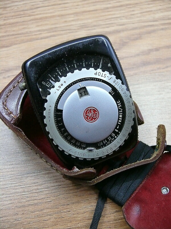 GE Type PR-1 light meter w/ case. Works !