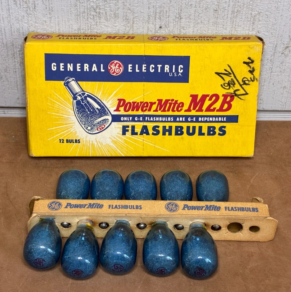 Vintage GE GENERAL ELECTRIC Power Mite M2B Flashbulbs ~ New Old Stock ~ 10 Bulbs