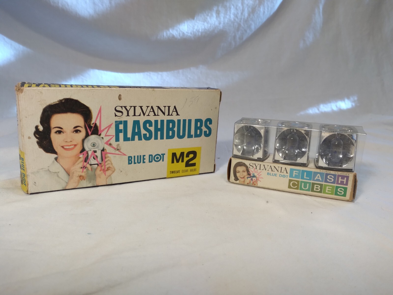 Sylvania Flashbulbs Blue Dot M2 – Incomplete / Sylvania Blue Dot Flash Cubes