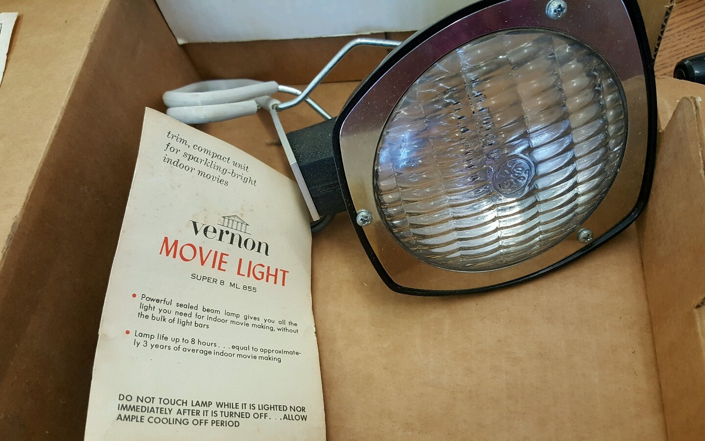 Vintage Vernon Super 8 Top Mount Movie Light ML-855 camera
