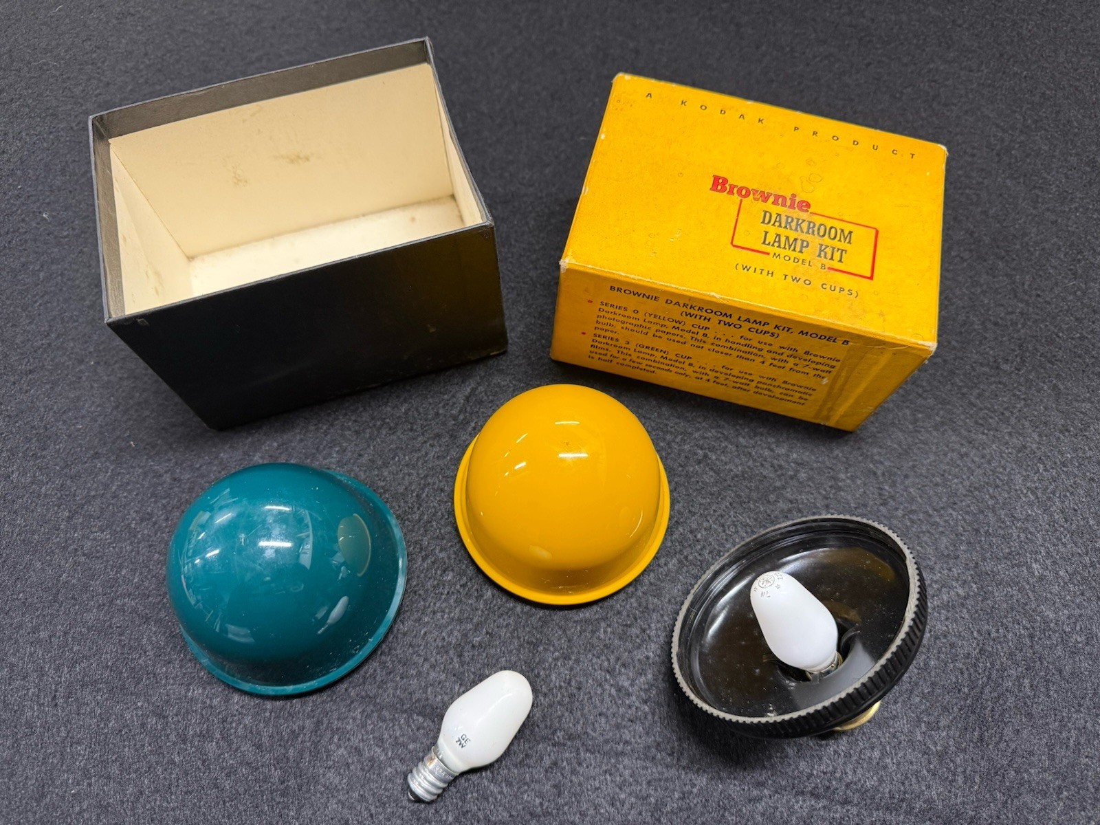 Vintage Kodak “Brownie Darkroom Lamp Kit” Model B 2 Cups with Original Box