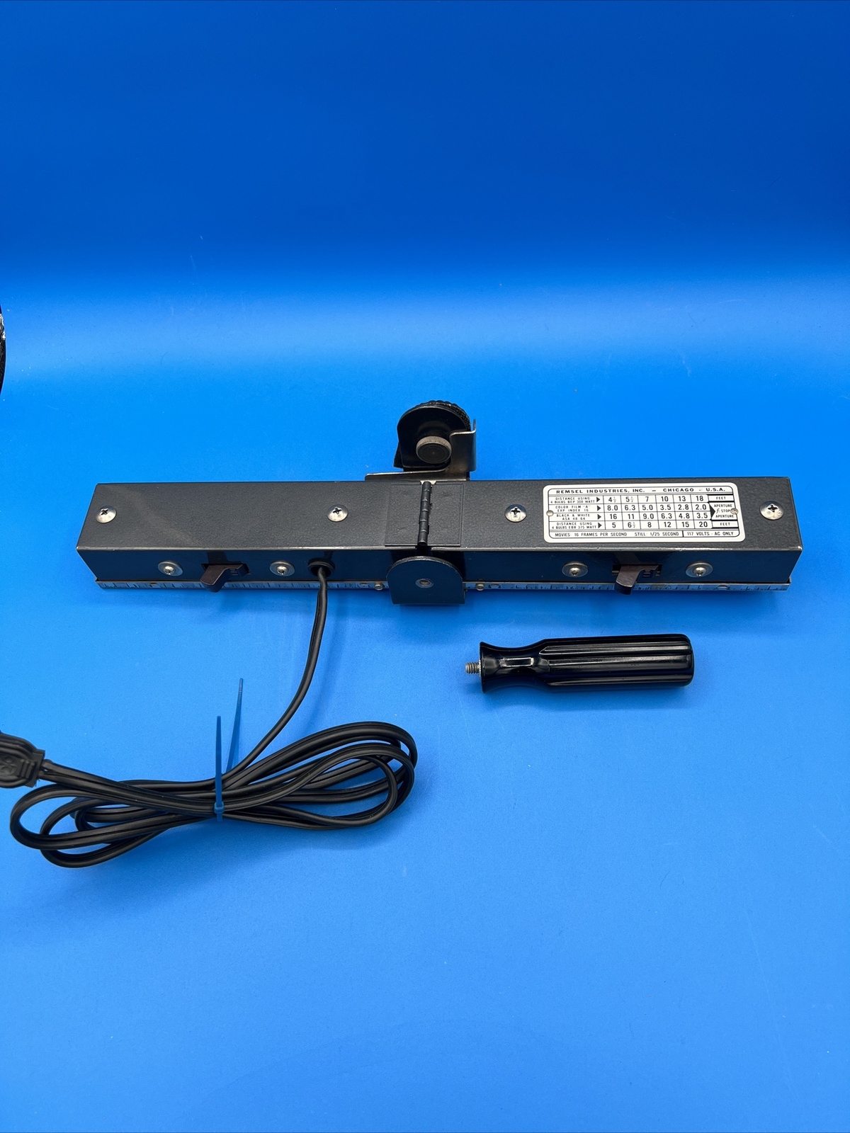 Remark Industries, Inc. CHICAGO 4 SOCKET PHOTO LIGHT BAR-WITH HANDLE