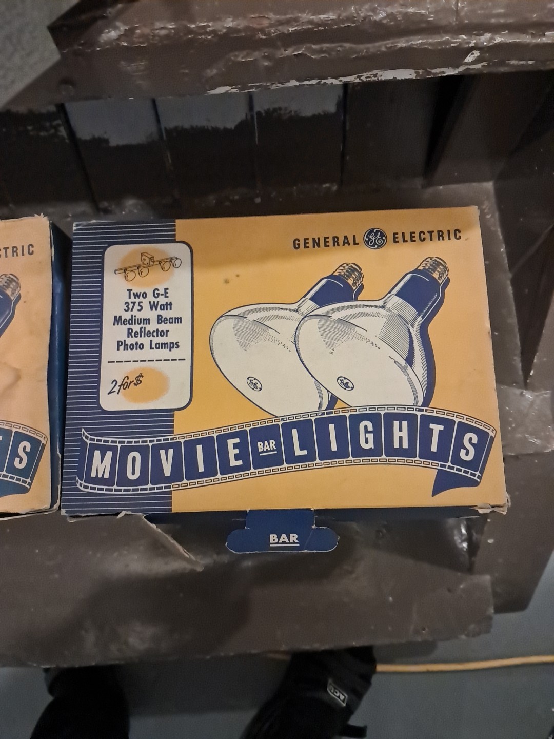 Vintage Folding Move Light Setup With 2 Boxs Of General Electric 375 Watt Movie