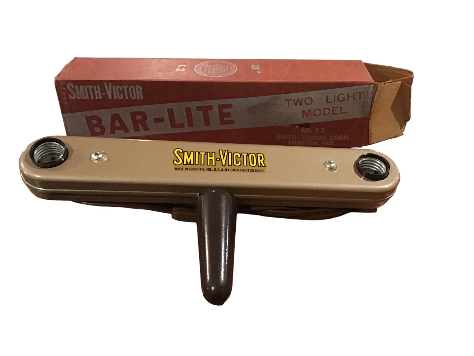 Vintage Smith-Victor Bar-Lite Photo Light Bar & General Electric 375 Watt Bulbs.