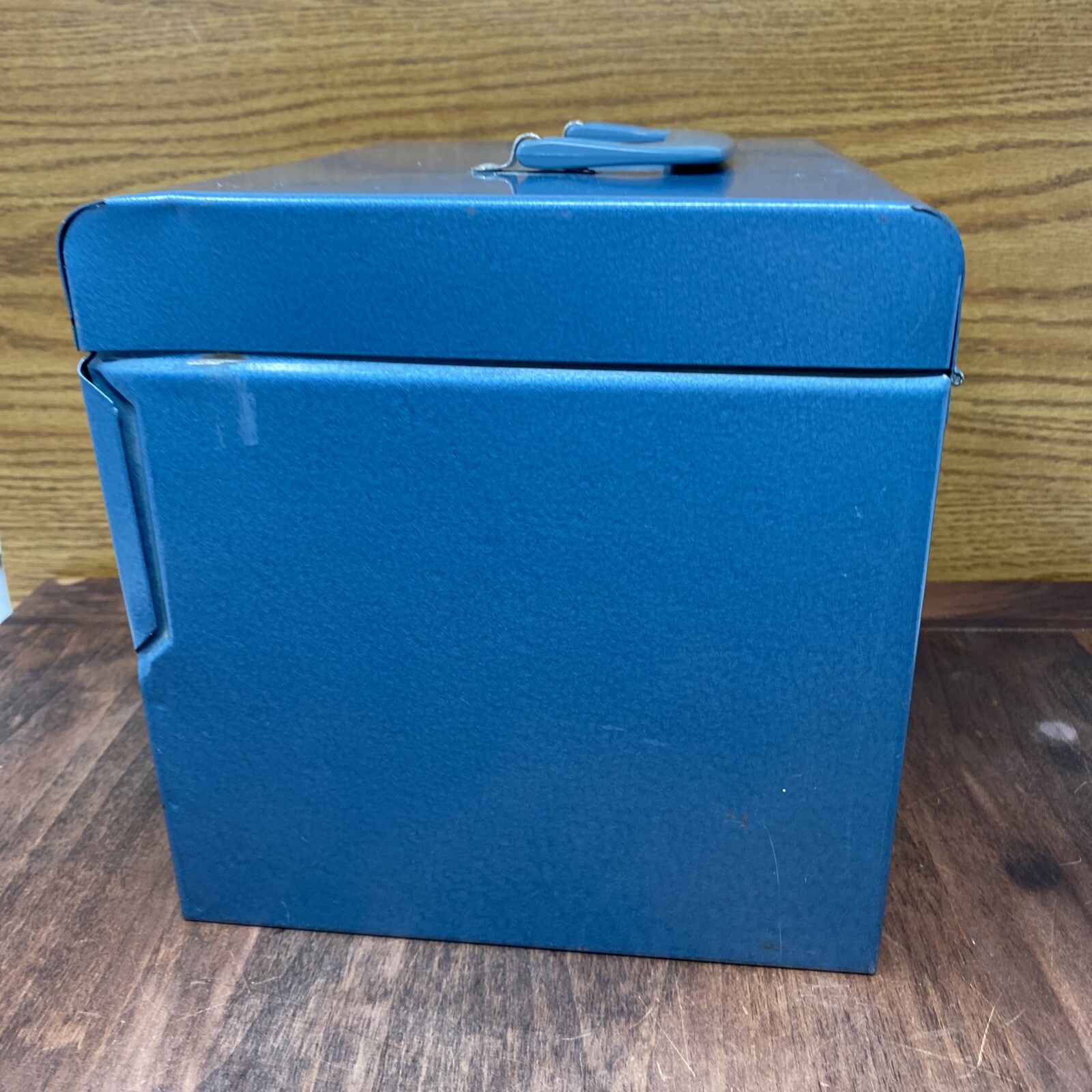 Vintage Blue Logan De luxe Metal 8mm Film Chest Carrying Case-Holds x12 5″ Reels