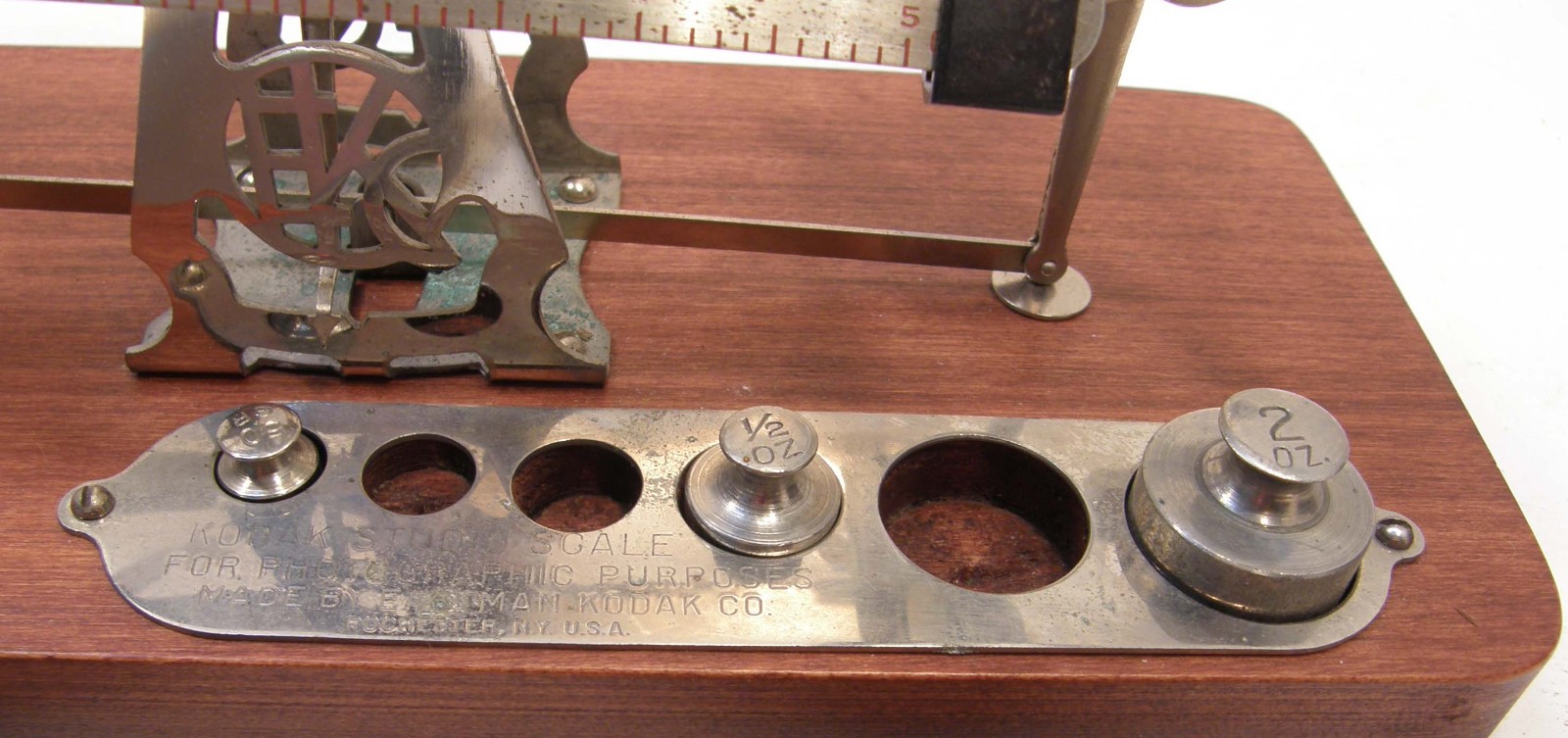 VINTAGE EASTMAN KODAK PHOTOGRAPHIC STUDIO SCALE W/WOODEN BASE PANS SOME WEIGHTS