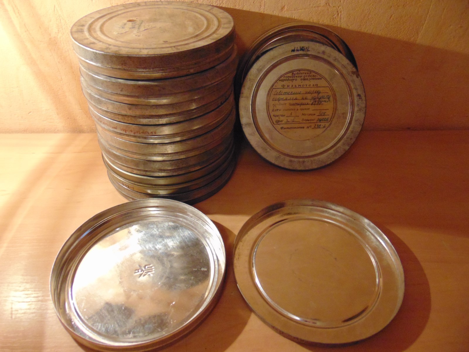 10 pc empty 16mm Metal Film Cans 7″ 400ft Cinema Movie Reel Storage Tin Vintage