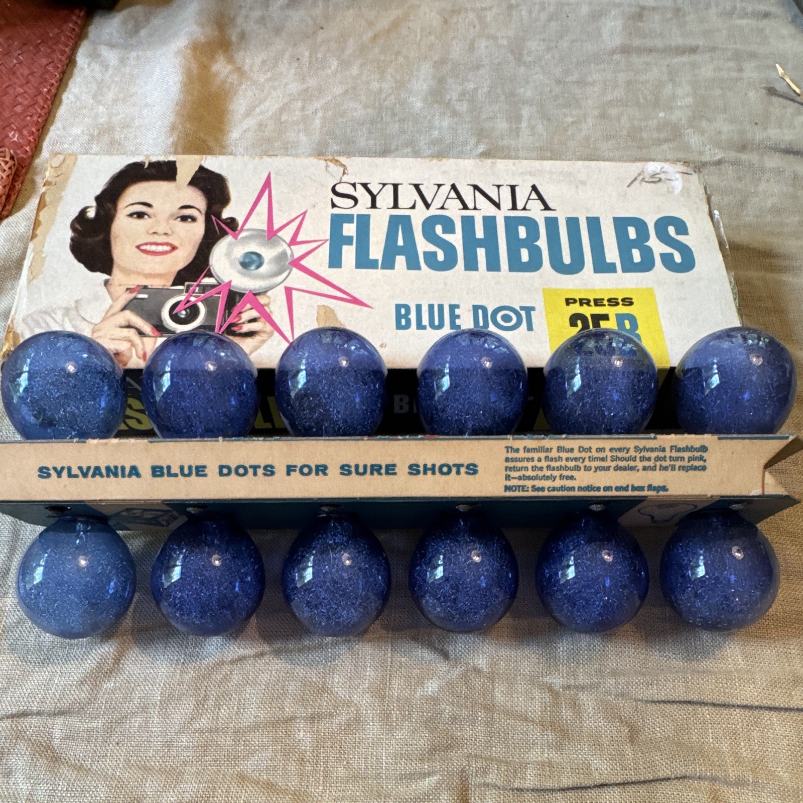 VINTAGE SYLVANIA BLUE DOT FLASHBULBS 1 BOX of 11. PRESS 25