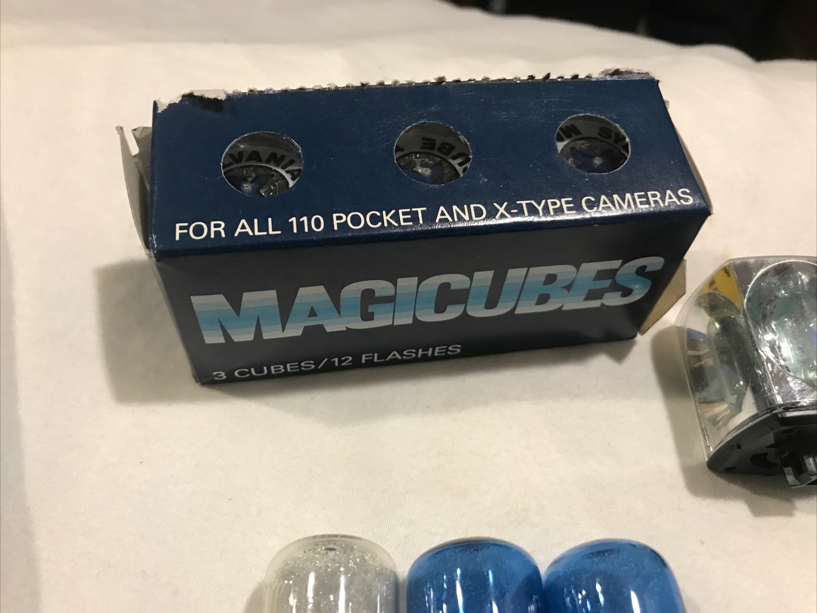 Vintage 48+ Sylvania Blue Dot Flash M2B 4 Magicubes W. House Flip Flash Bulb Lot