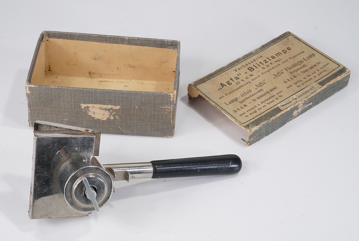 AGFA FLASH LAMP, WITH WORN BOX (MISSING ONE END OF THE LID)/227058