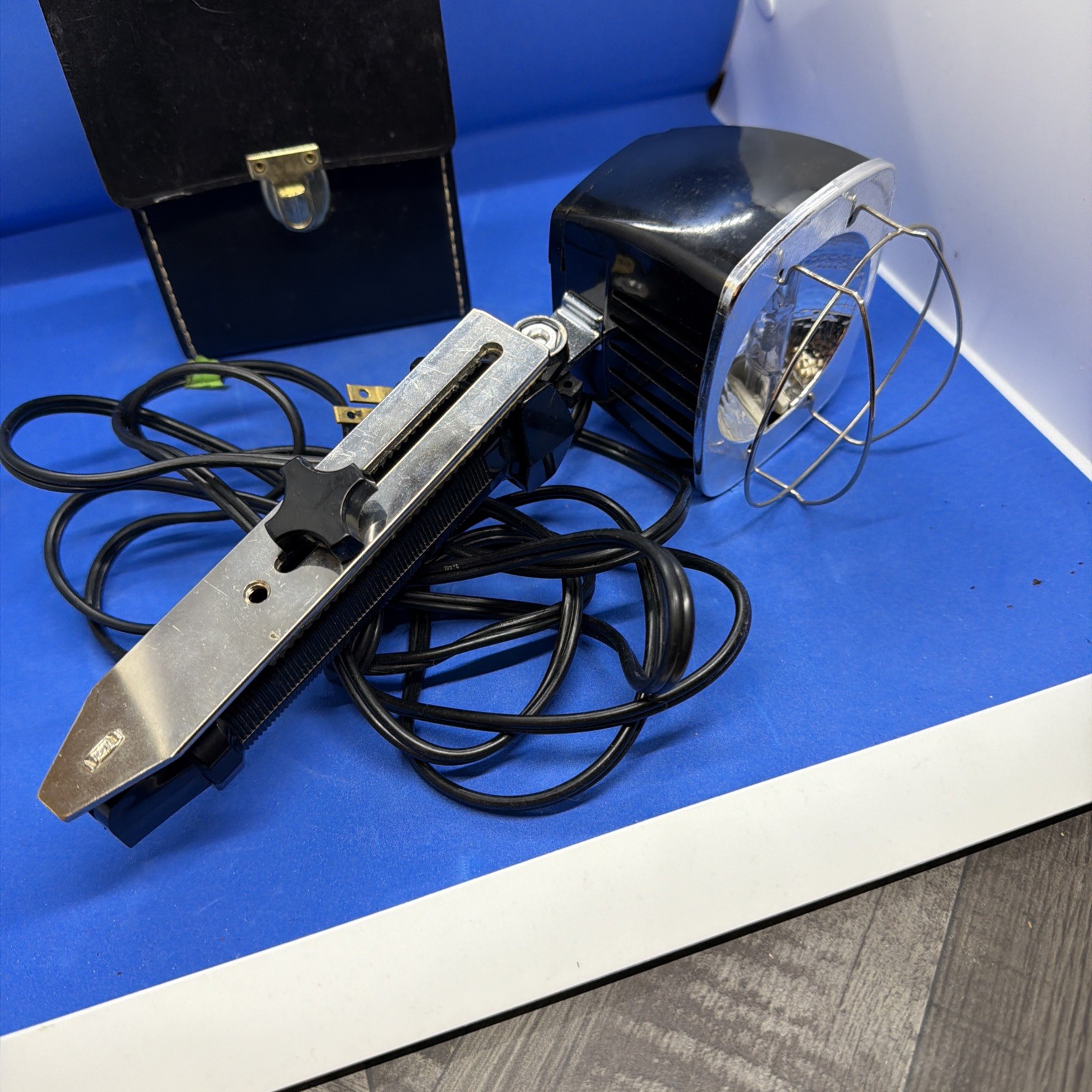 Vintage Sylvania Sun Gun II Movie Light With Original case Lens & Bulb Guard
