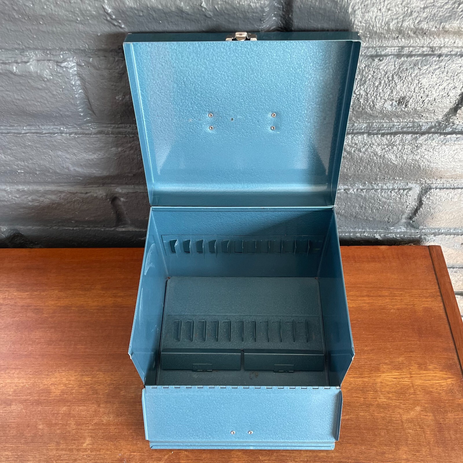 Large De Luxe Movie Reel Chest Holds 12 7 inch or 5 inch reels