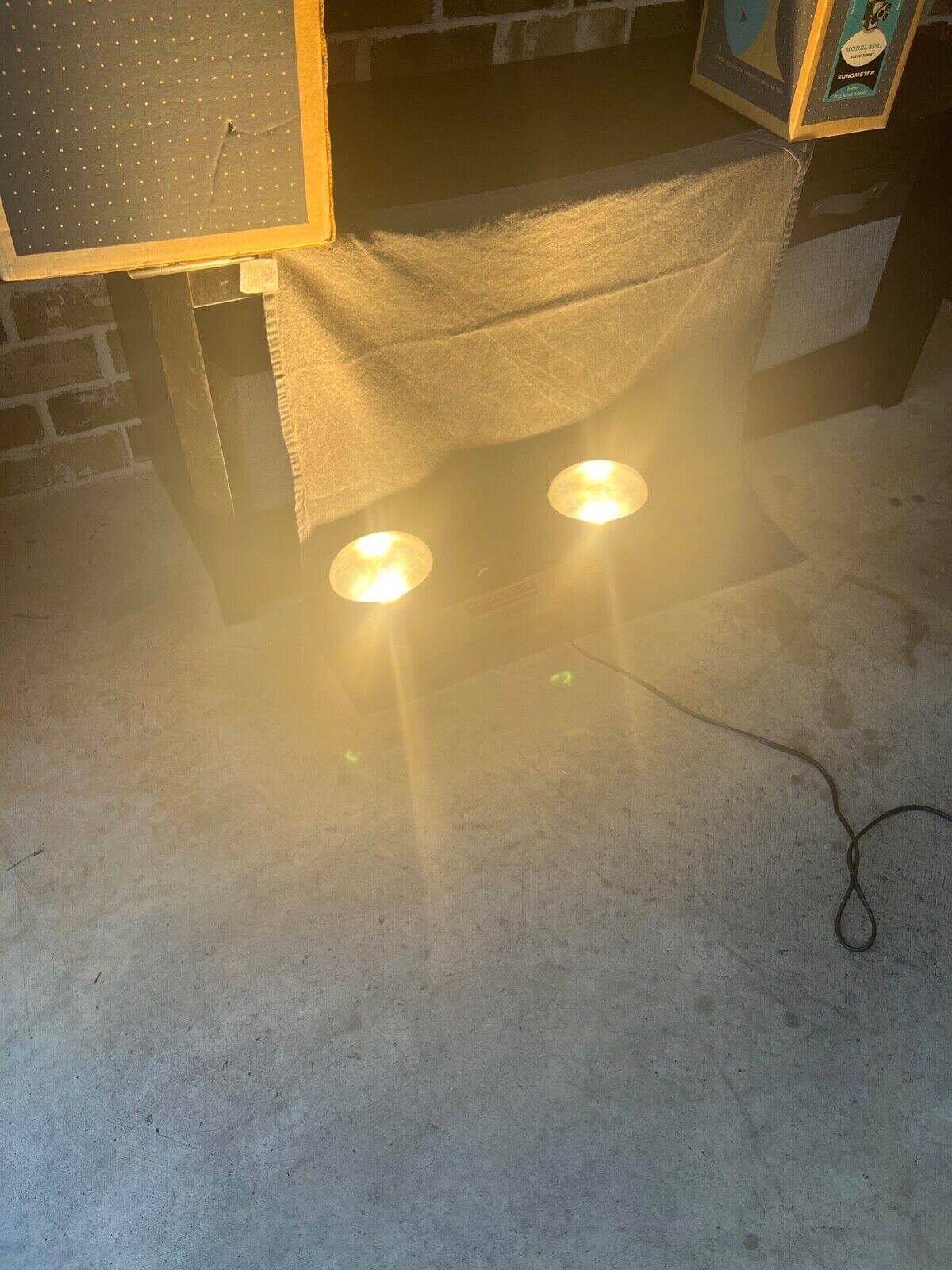 Vintage Bell & Howell Indoor Movie Light Bar Including 2 Photo Bulbs