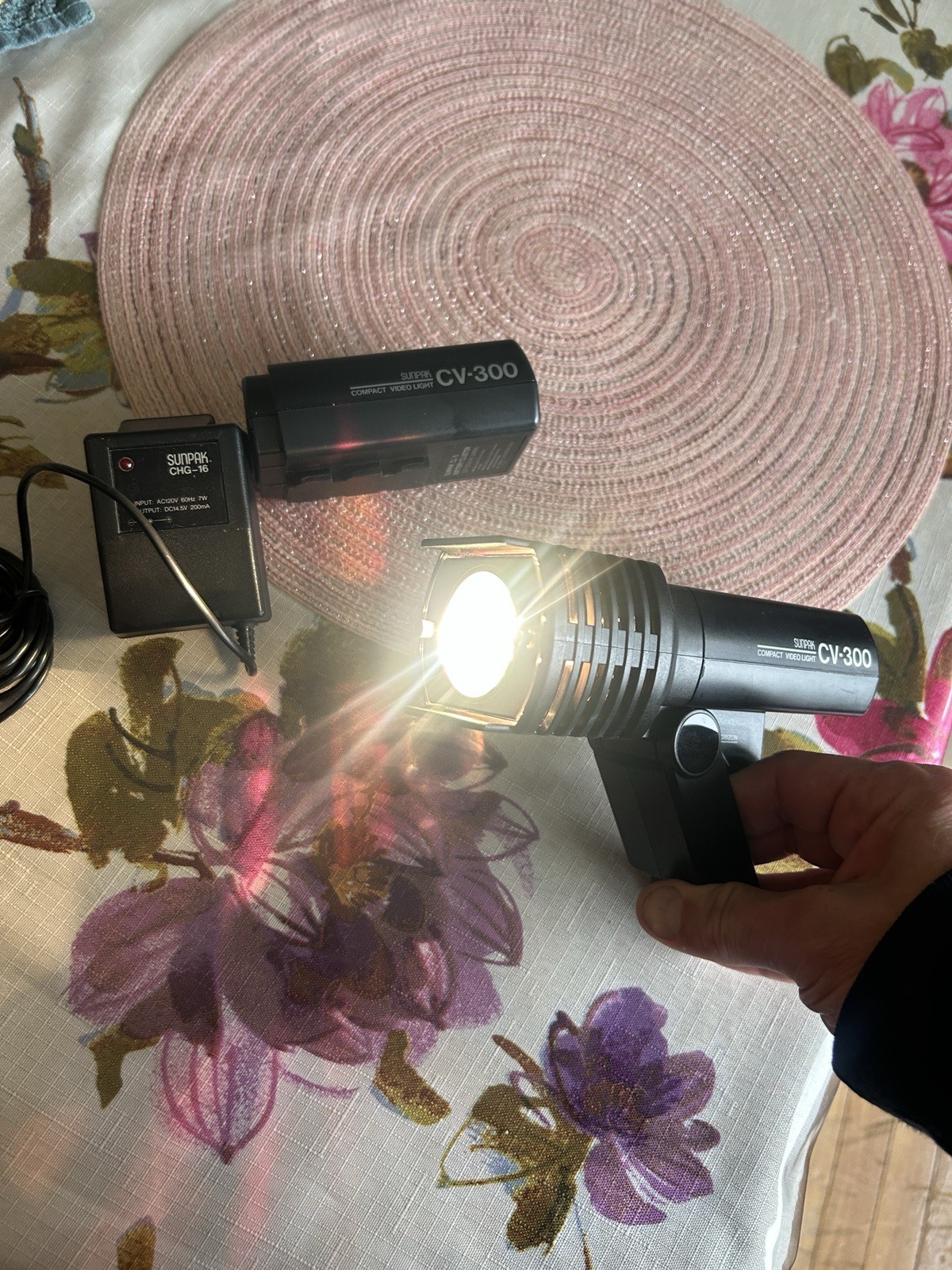 Vintage Sunpak Auto CV-300 Auto Video Camera Light 2 CL-5 Batteries A/C Charger