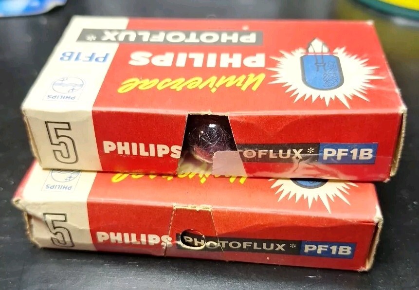 2 Sets of VINTAGE Universal Philips Photoflux PF1B X 10 Bulbs 10 Flashes, NOS.