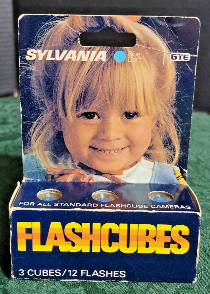Vintage – Sylvania Blue Dot Flashcubes. 7 boxes of 3 flashcubes each.. + 2
