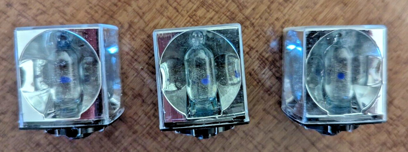 Vintage Collectible Useable Sylvania Blue Dot Flashcubes.