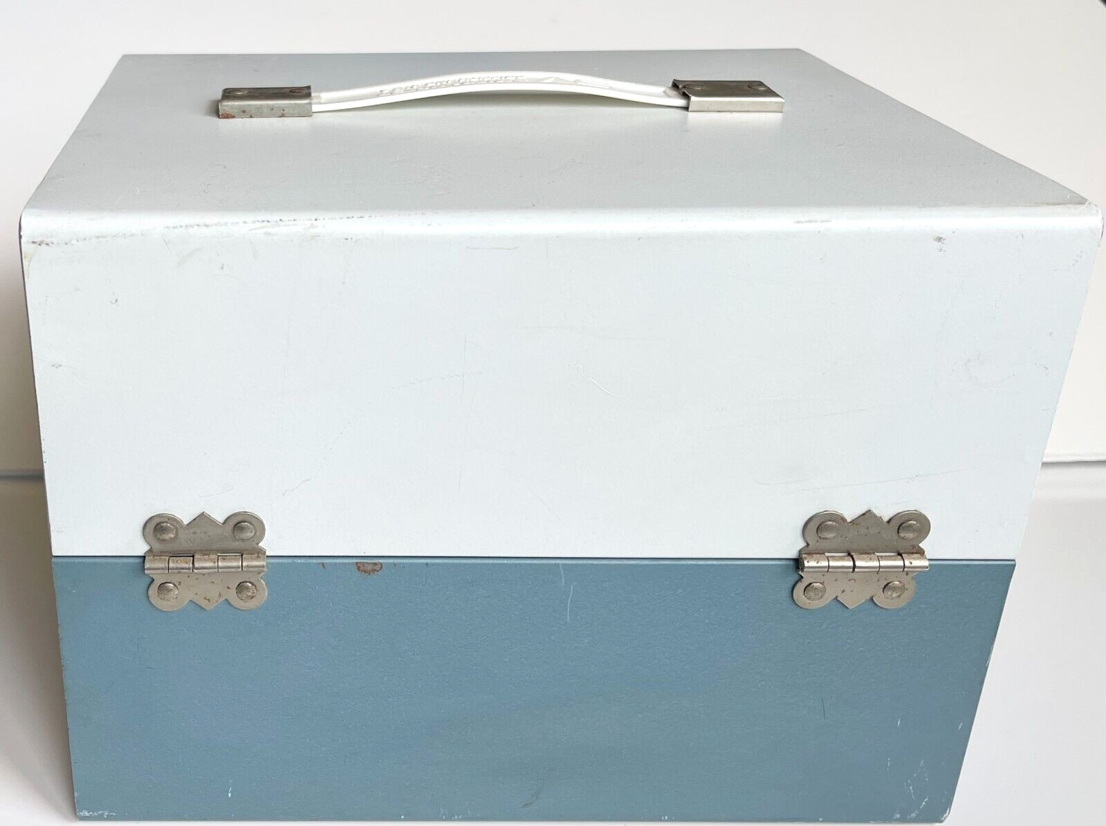 VINTAGE FILM STORAGE CASE METAL BOX HOLDS 12 REELS 7 INCH 8mm DELUXE MOVIE CHEST