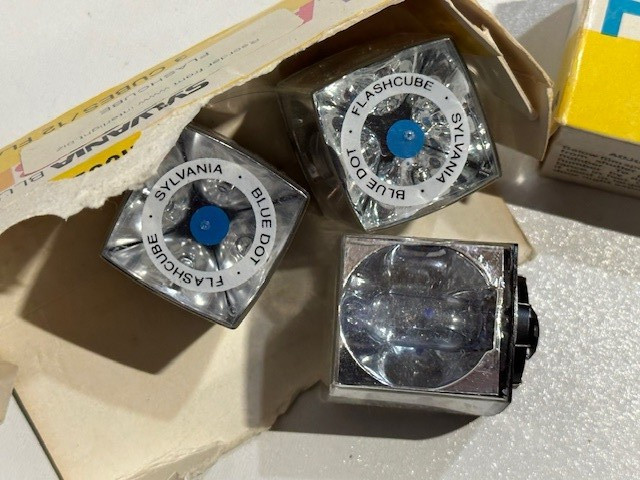 Vintage Sylvania Flash Cubes Blue Dot FLASHCUBES 12 Cubes S15