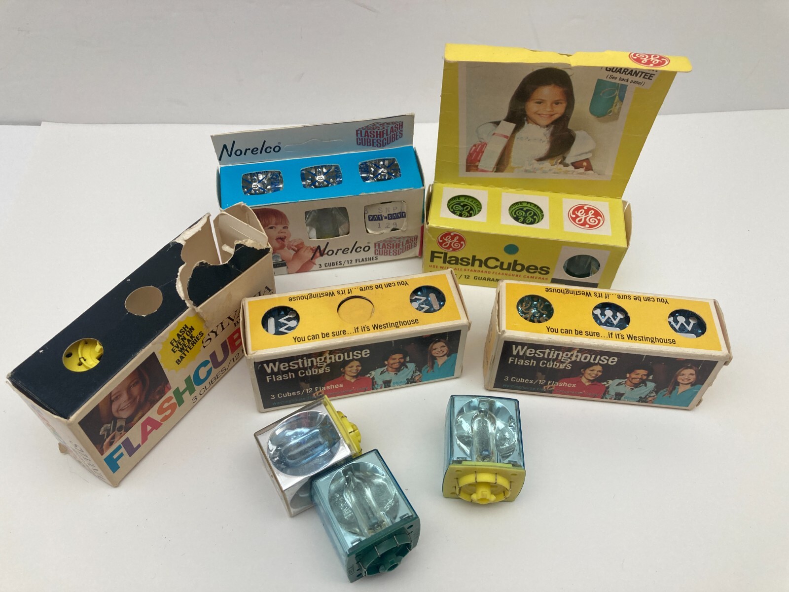 New Vintage GE Westinghouse and Norelco Flash Cubes 4 Packs Plus Some Loose Ones