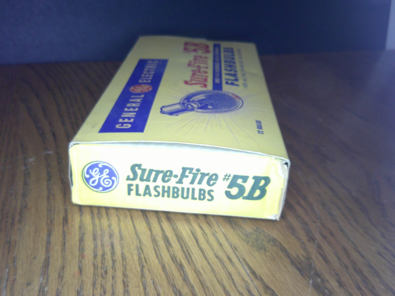 Vintage General Electric flashbulbs sure-fire # 5B in original box 12 bulbs Z18