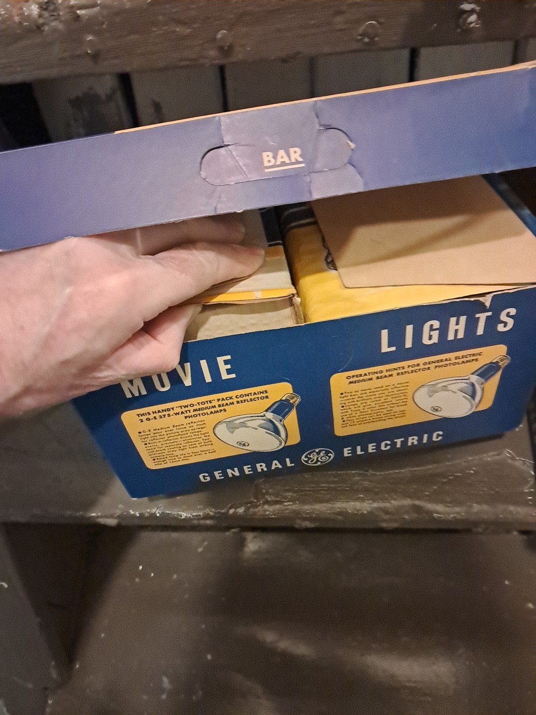 Vintage Folding Move Light Setup With 2 Boxs Of General Electric 375 Watt Movie