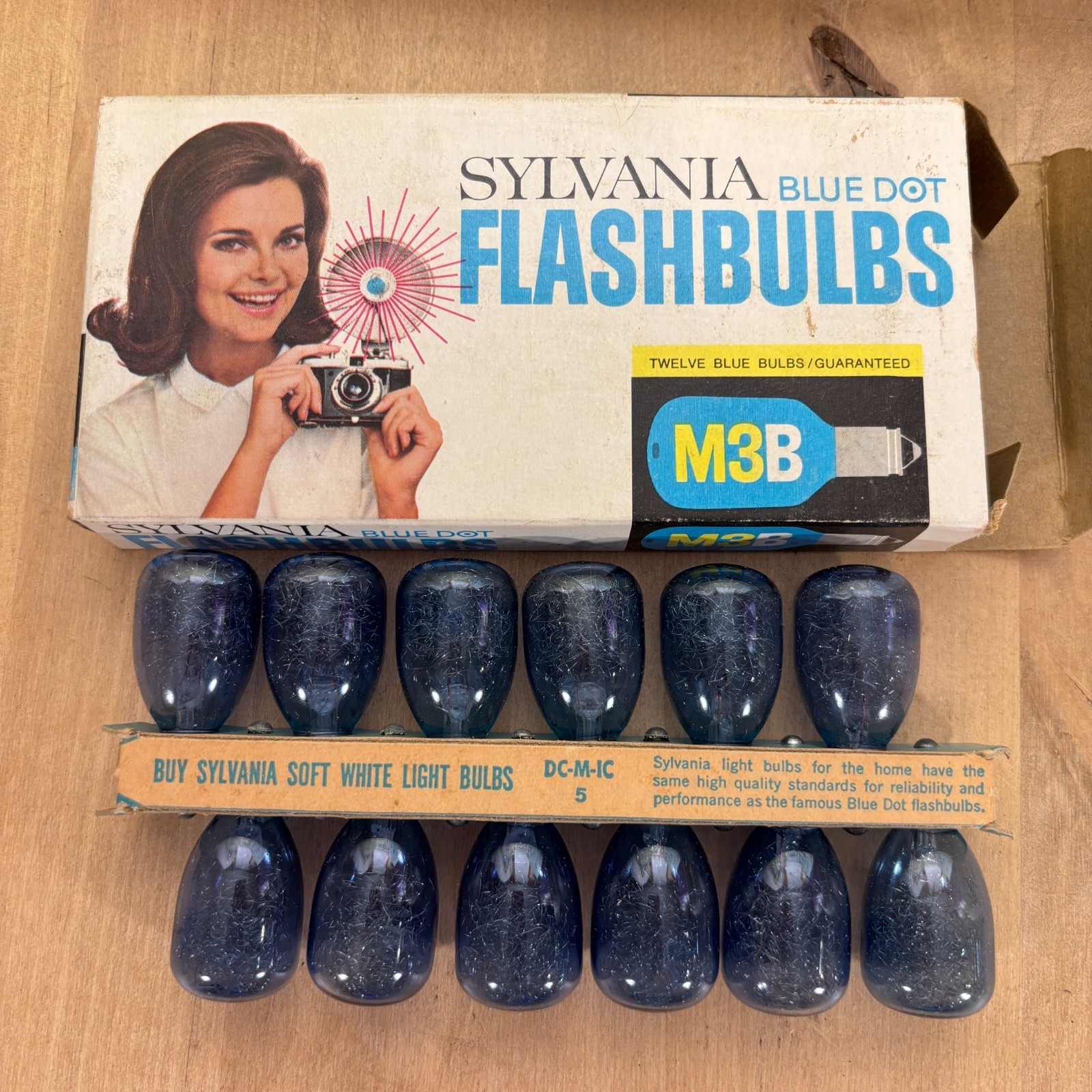 Vintage Lot of 24 Sylvania and GE Blue Dot Flashbulbs M3B