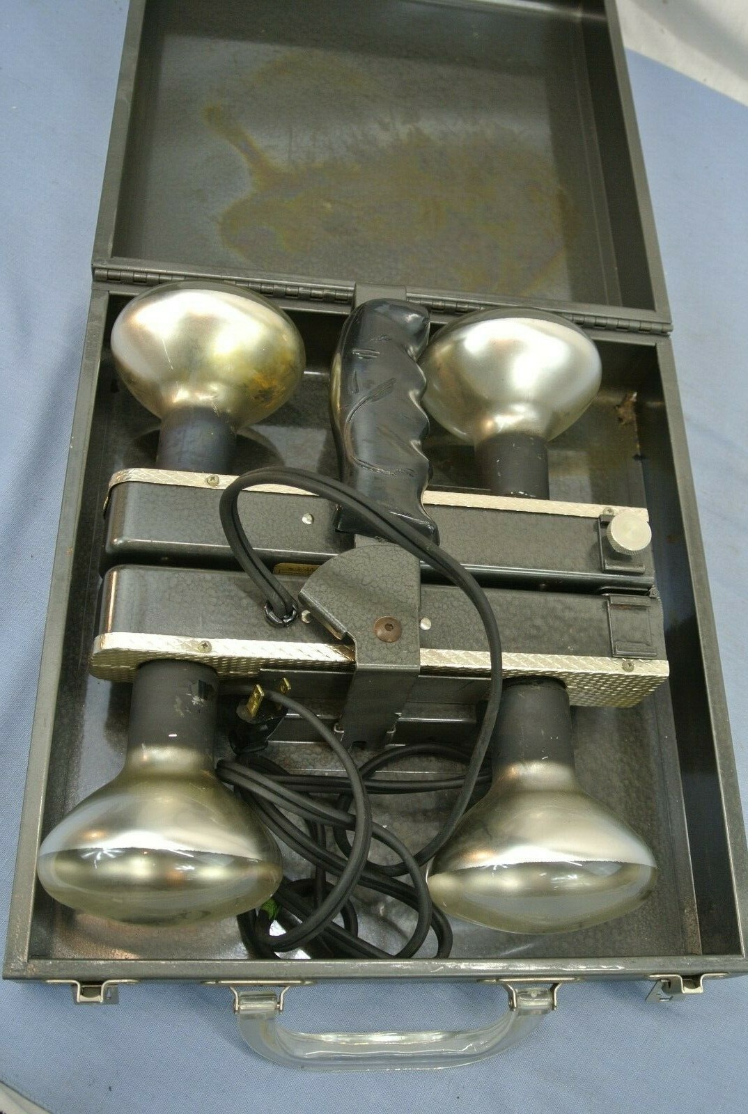 VINTAGE 4 BULB PHOTO LIGHT W/ METAL CASE FOLD-ABLE BAR Kodachrome type A