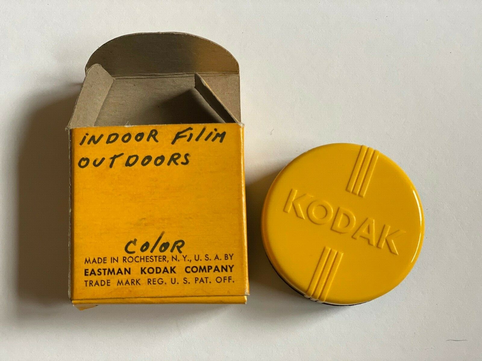 Vintage Kodak Daylight Filter Series V, in orig box and yellow plastic case