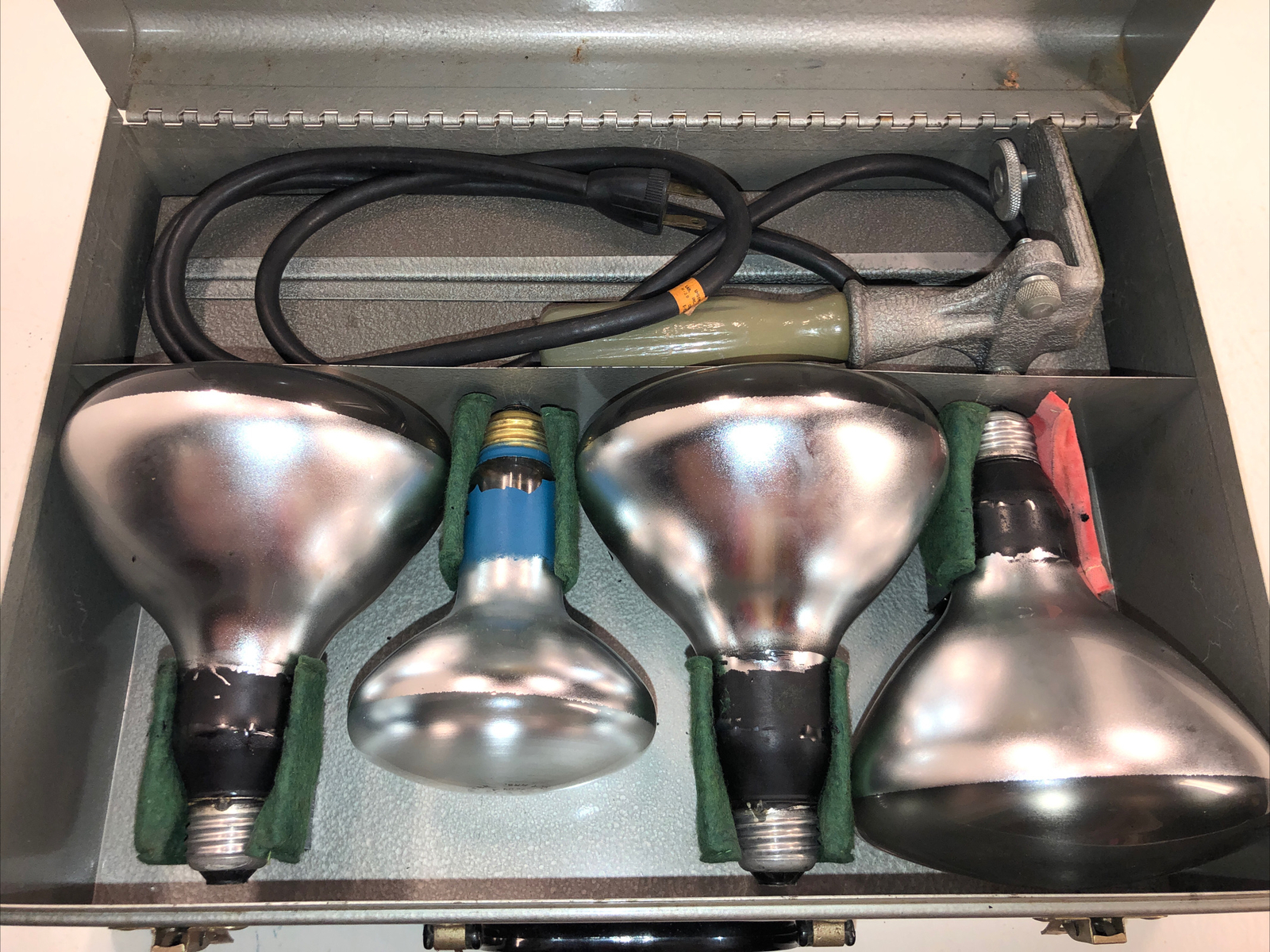 Vintage COMPACT-O-LITE Movie Photography Light Bar With Metal Case Working