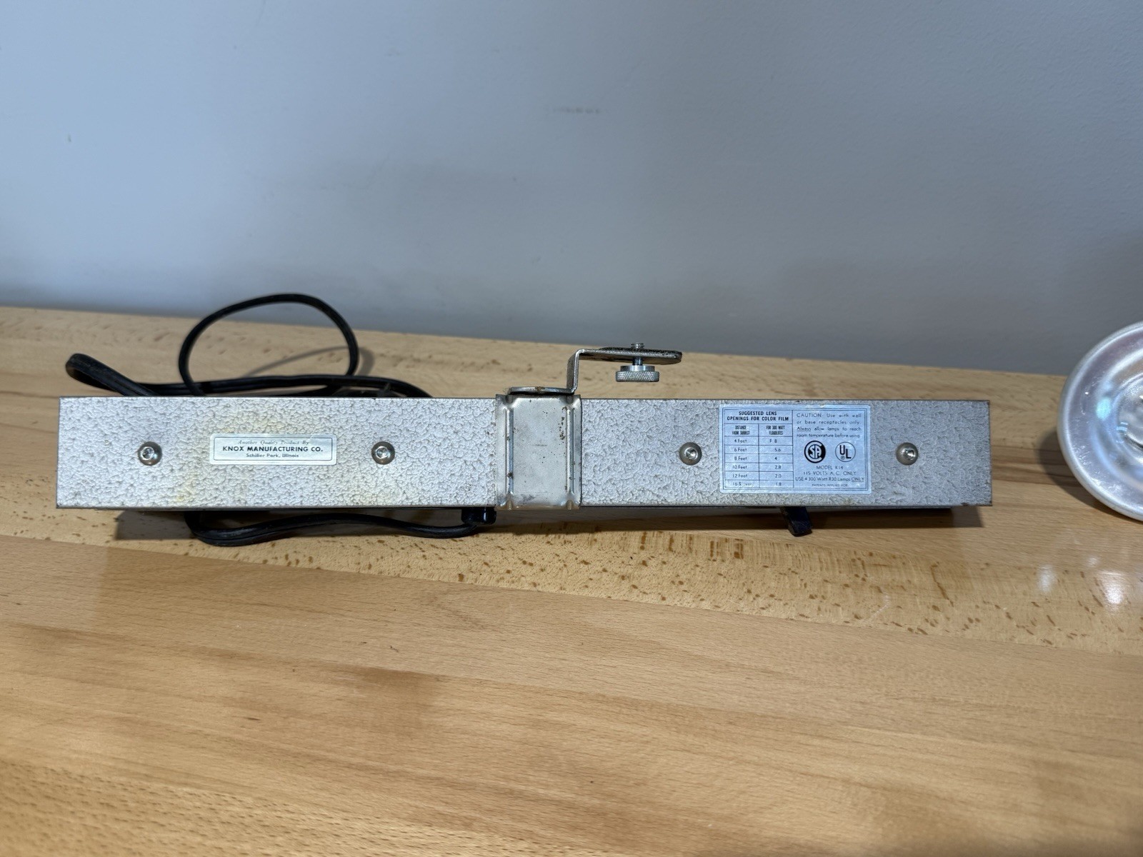 Vintage Knox Manufacturing Photography Bar lite 114 volt #K14 & bulbs not tested