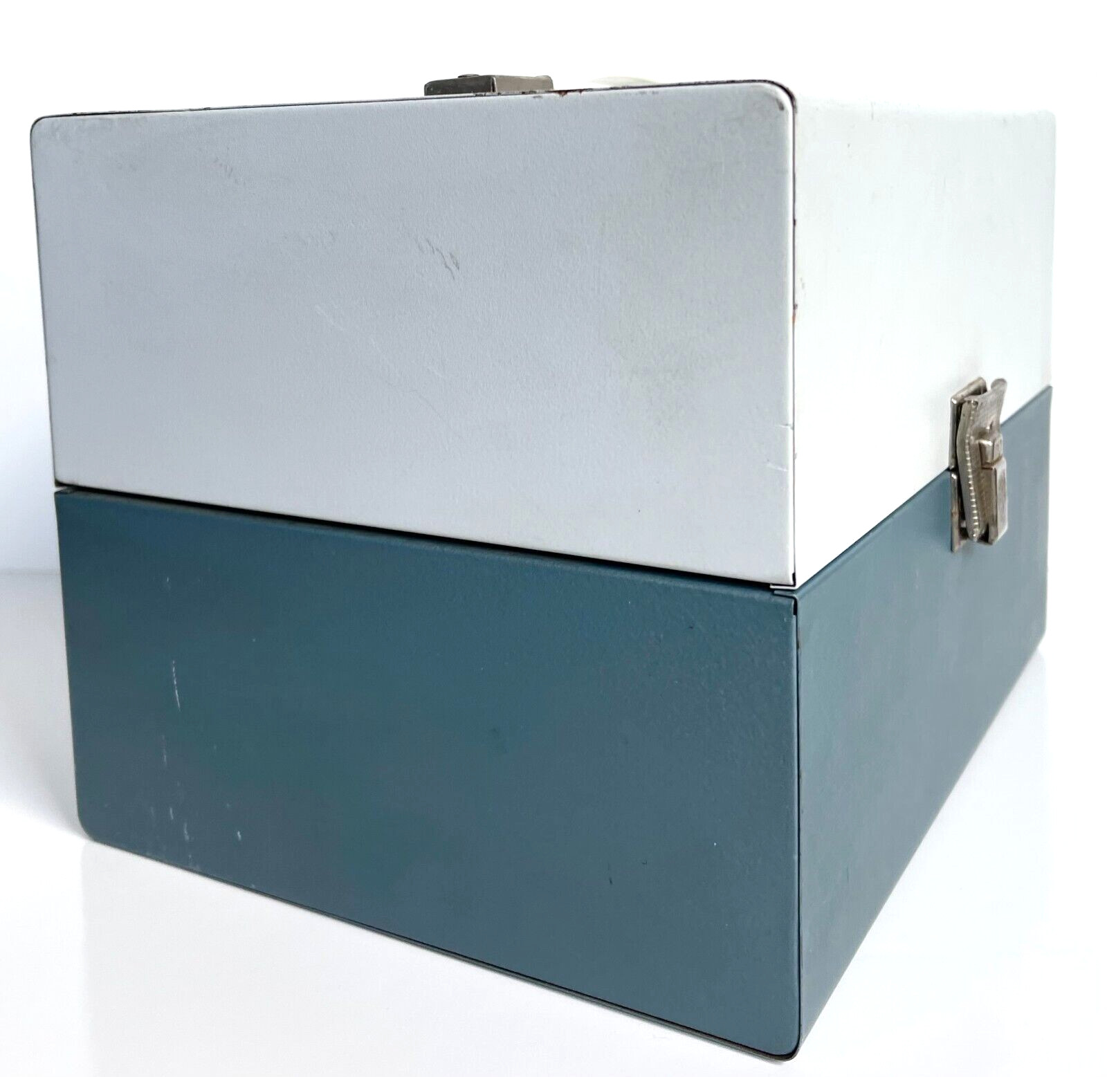 VINTAGE FILM STORAGE CASE METAL BOX HOLDS 12 REELS 7 INCH 8mm DELUXE MOVIE CHEST