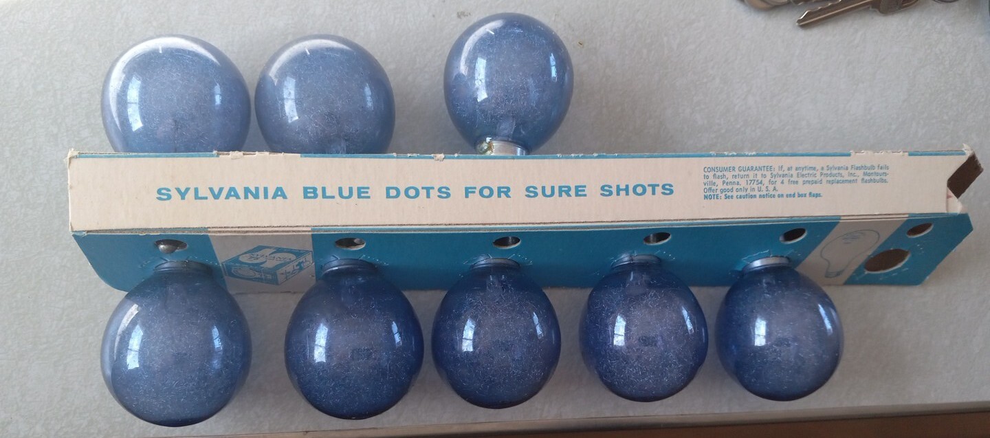 Vintage Sylvania Blue Dot Flashbulbs 8 Blue Bulbs Press 25B w/’60s Original Box