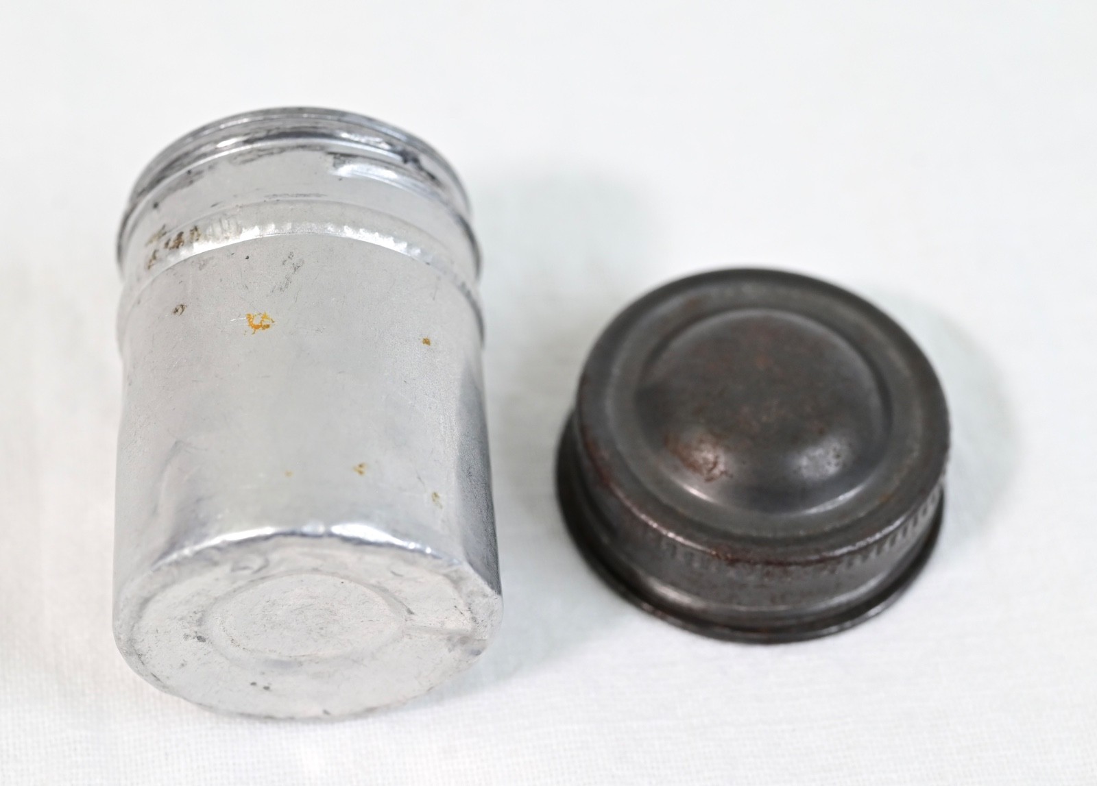 35mm metal aluminum film can lid screws on smoothly vintage 1960s