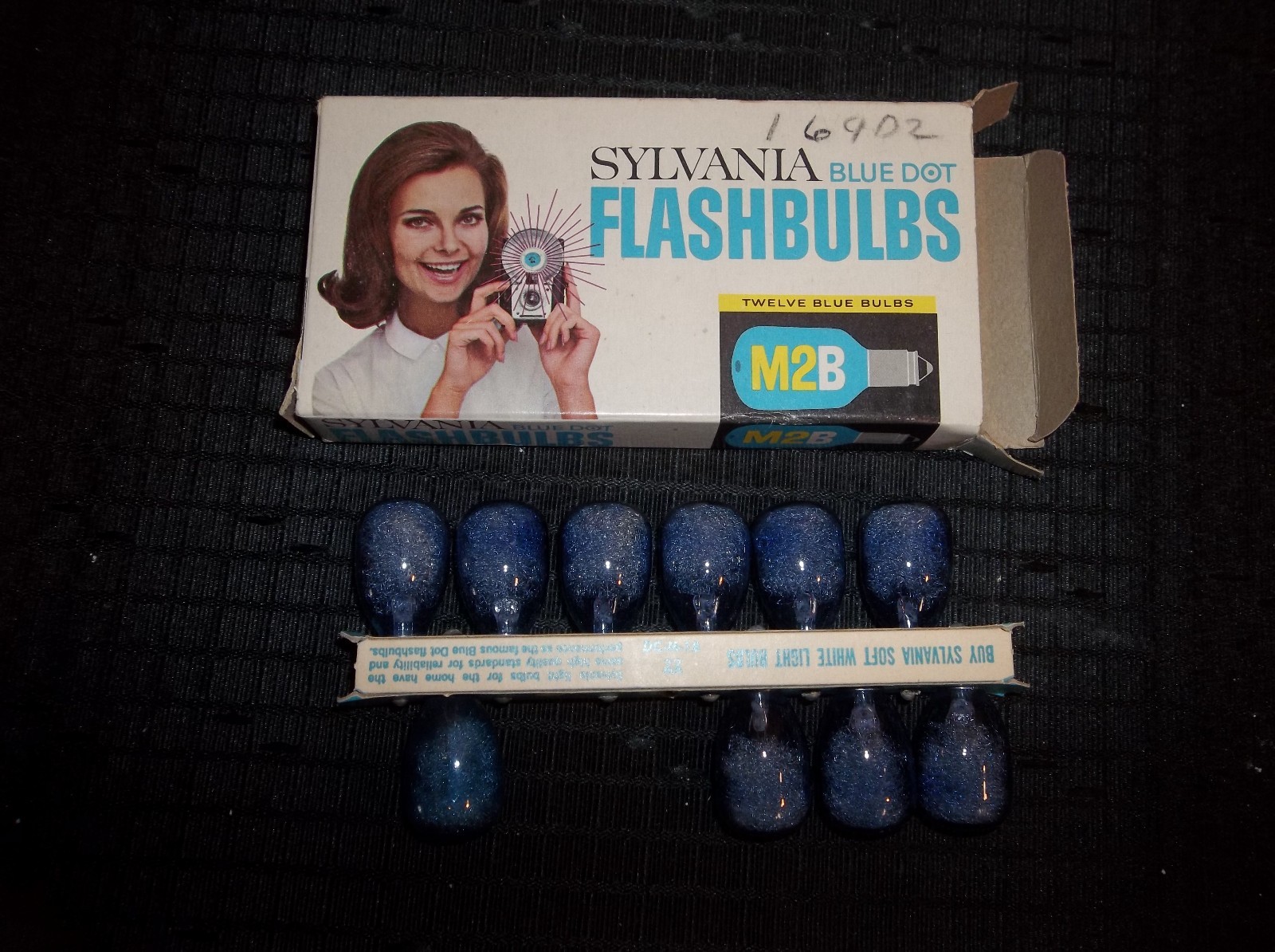 9 Sylvania 1 GE M2B Flashbulbs in Original Box