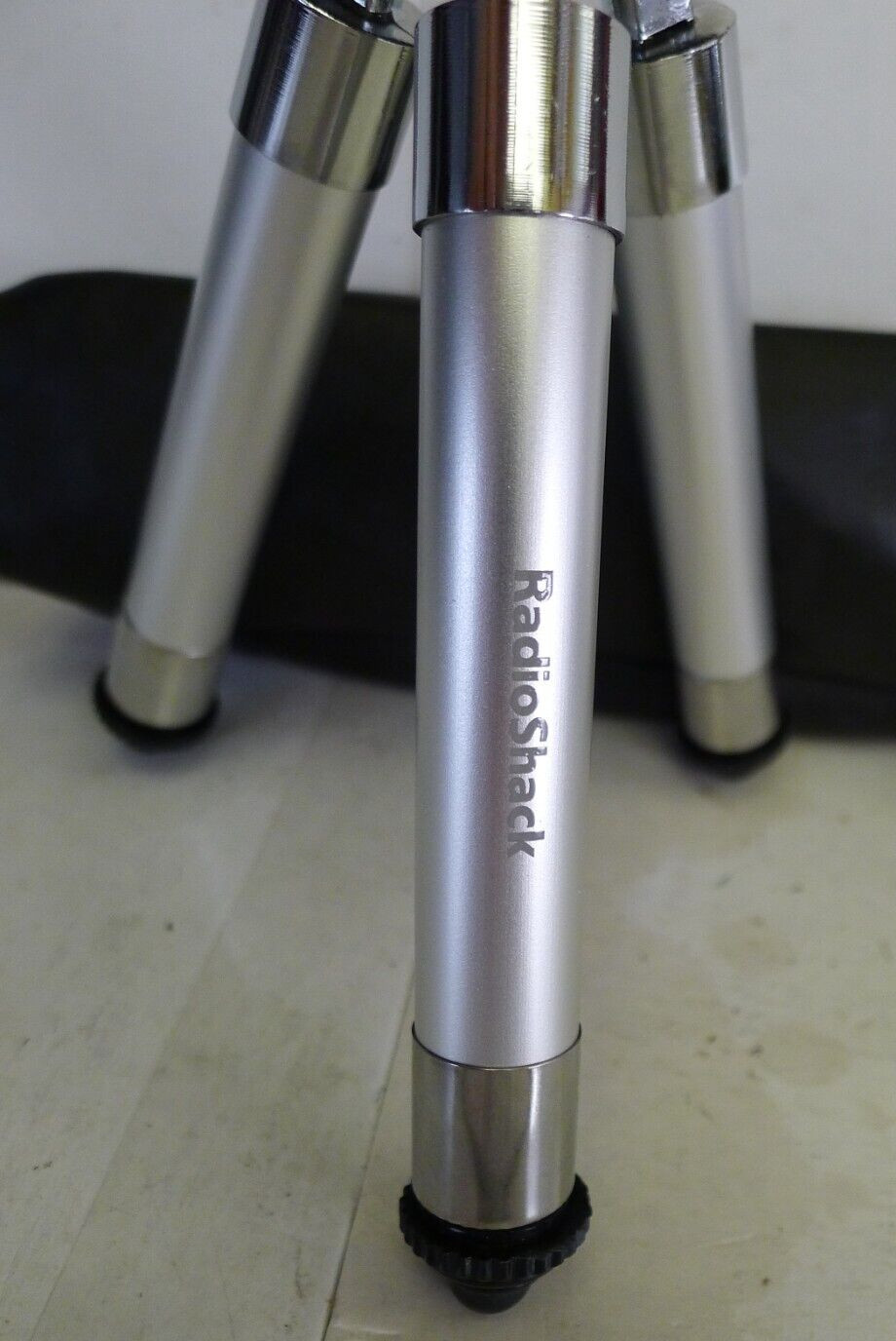 Radio Shack Portable Adjustable Hight Tripod with Ball Head with Case – Used