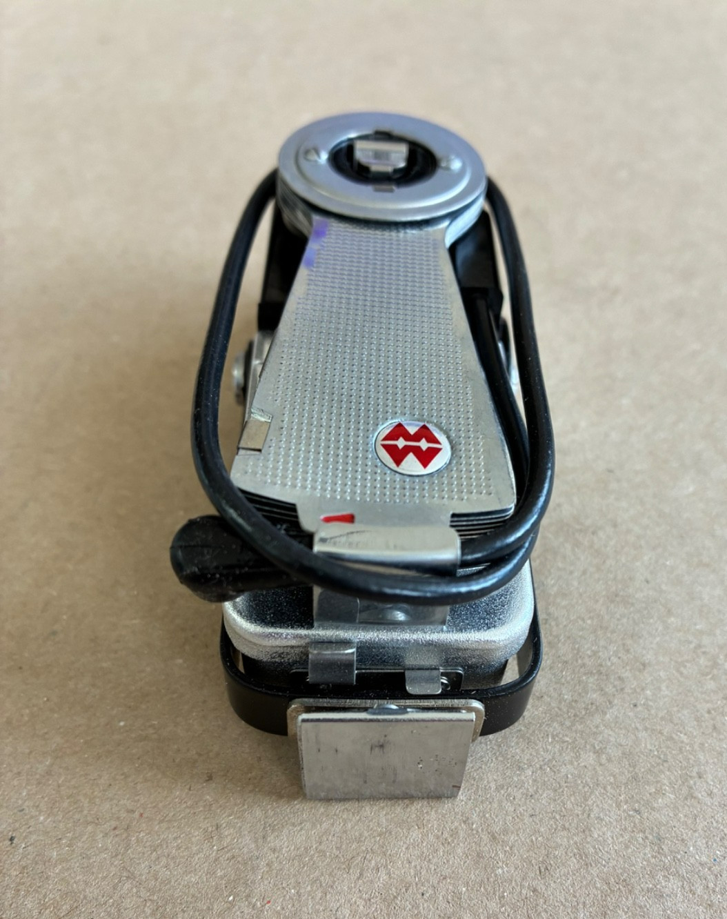 Vintage Made in Japan Flash Gun Camera Flashbulb Unit w/ Case Unknown M Logo