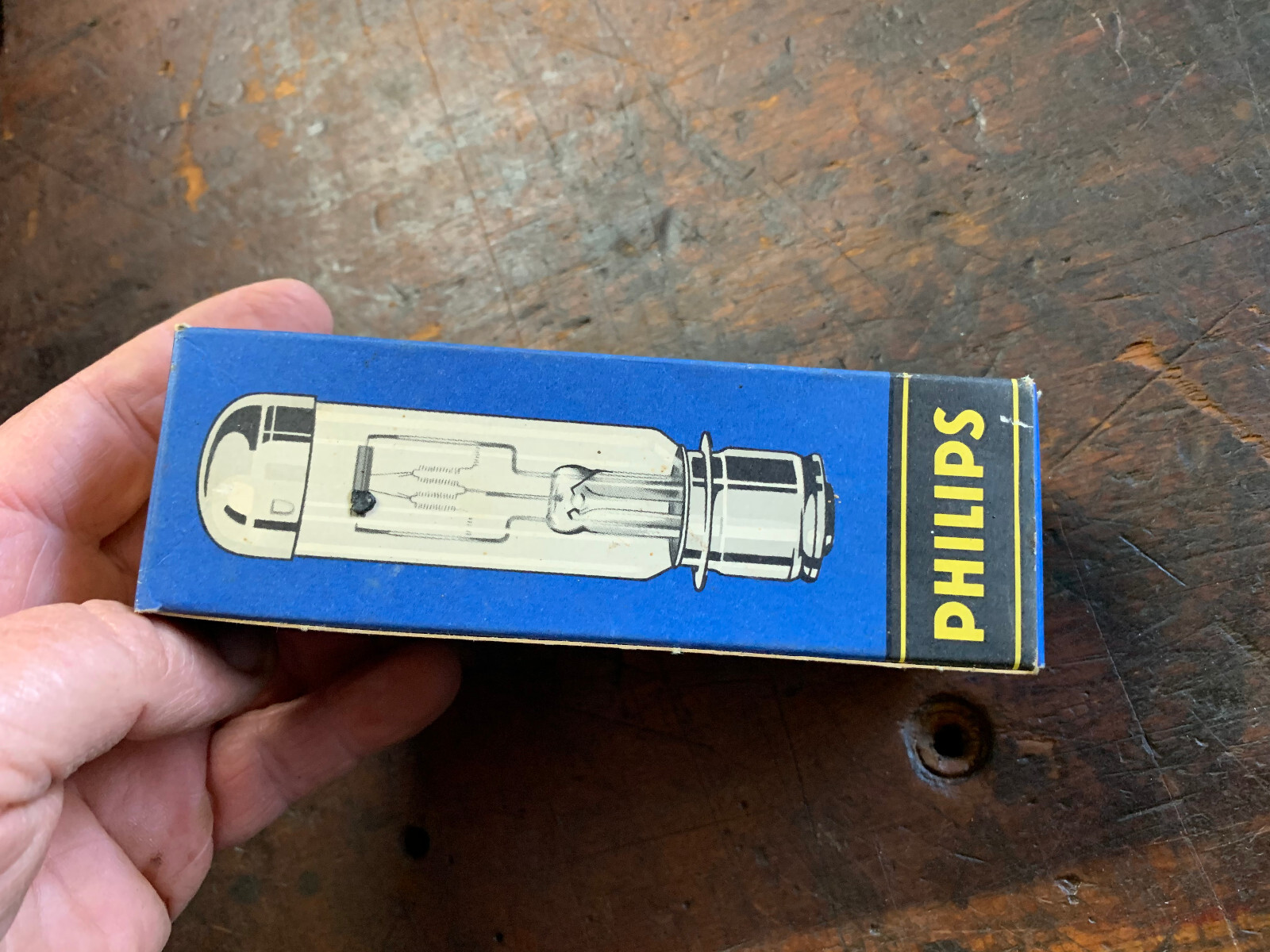 PHILIPS PROJECTOR LAMP 3.5V 100W P28 TYP.7213C/05 CAP DOWN MADE IN HOLLAND