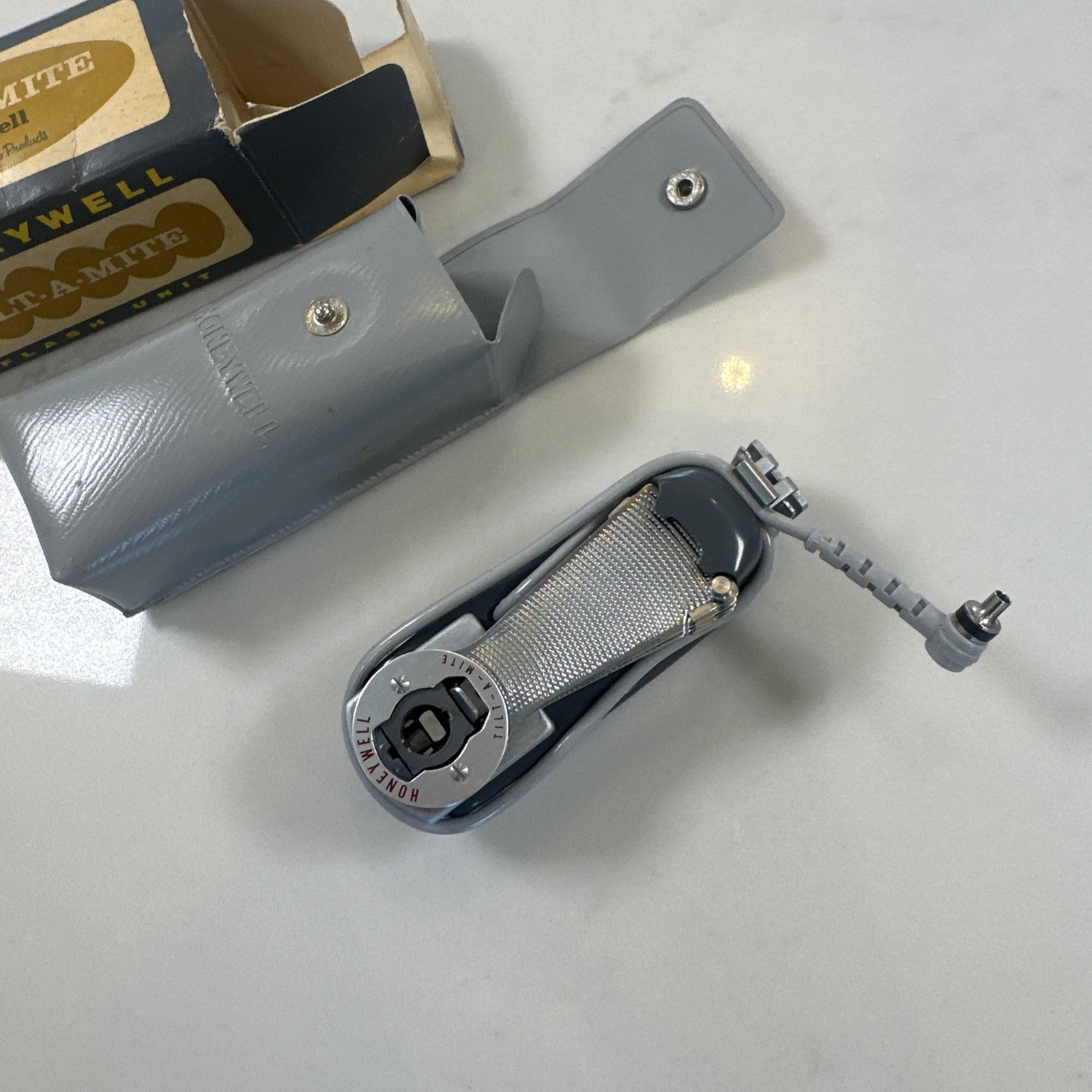 New Old Stock 1965 Honeywell Tilt-A-Mite Flash Unit – Vintage Photography Flash