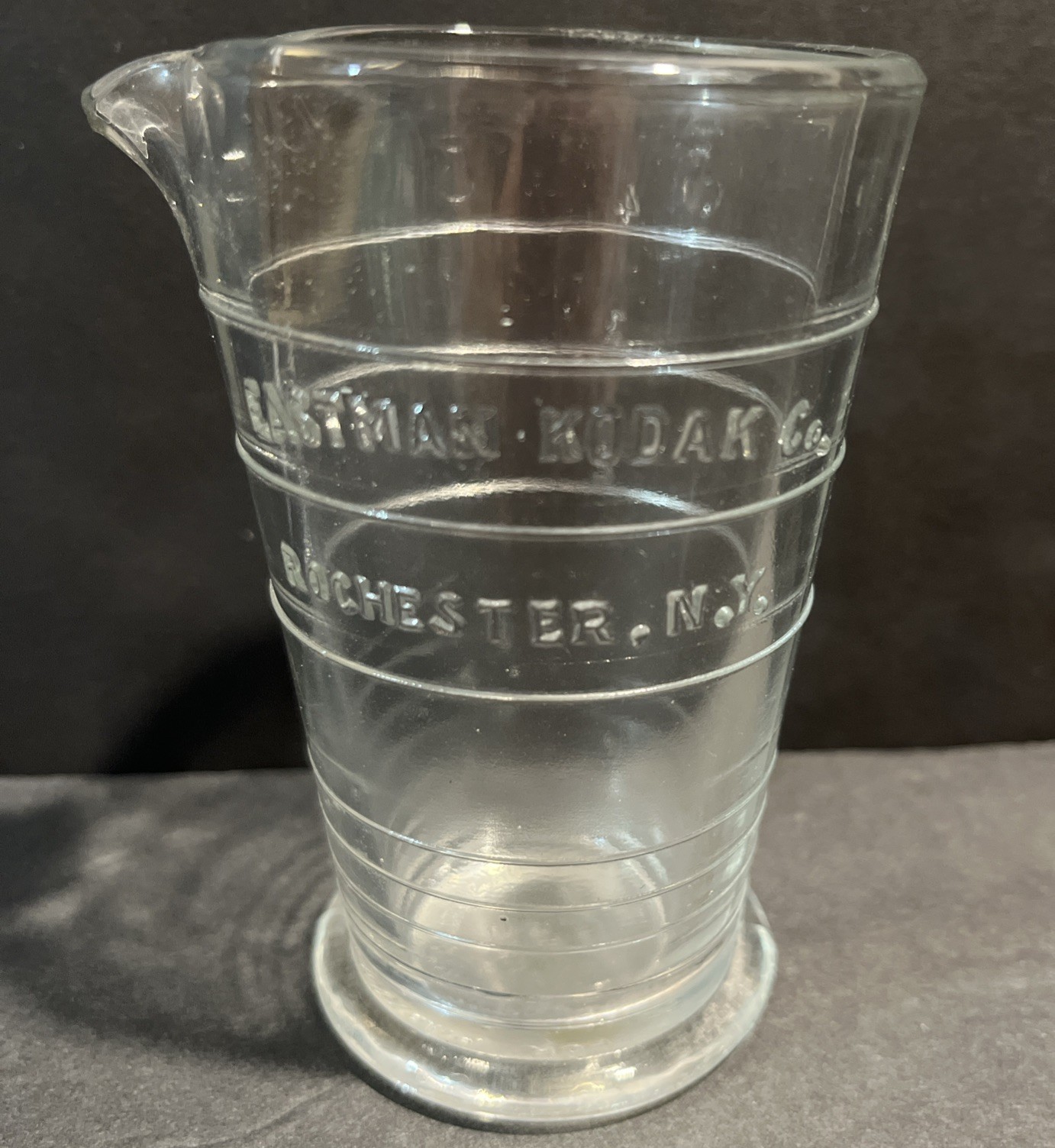 VTG. EASTMAN KODAK CO PHOTOGRAPHIC 4 Oz GLASS MEASURING BEAKER ROCHESTER NY
