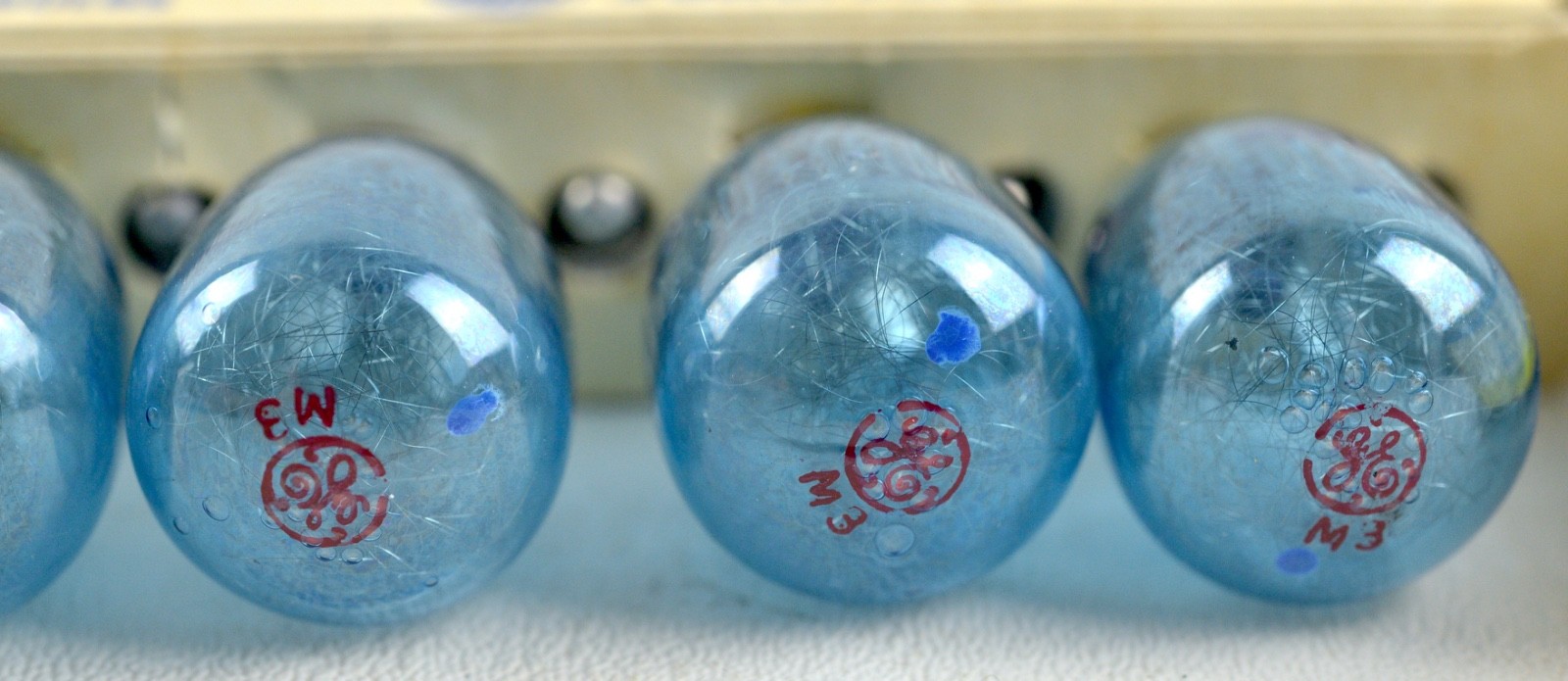 24) Vintage Sylvania M3B Blue Dot Flashbulbs