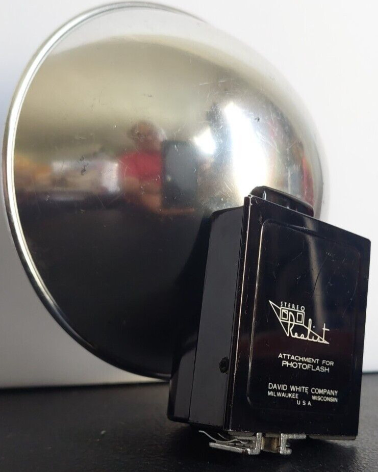 STEREO REALIST, ATTACHMENT FOR PHOTOFLASH. DAVID WHITE COMPANY. INCLUDES BULB
