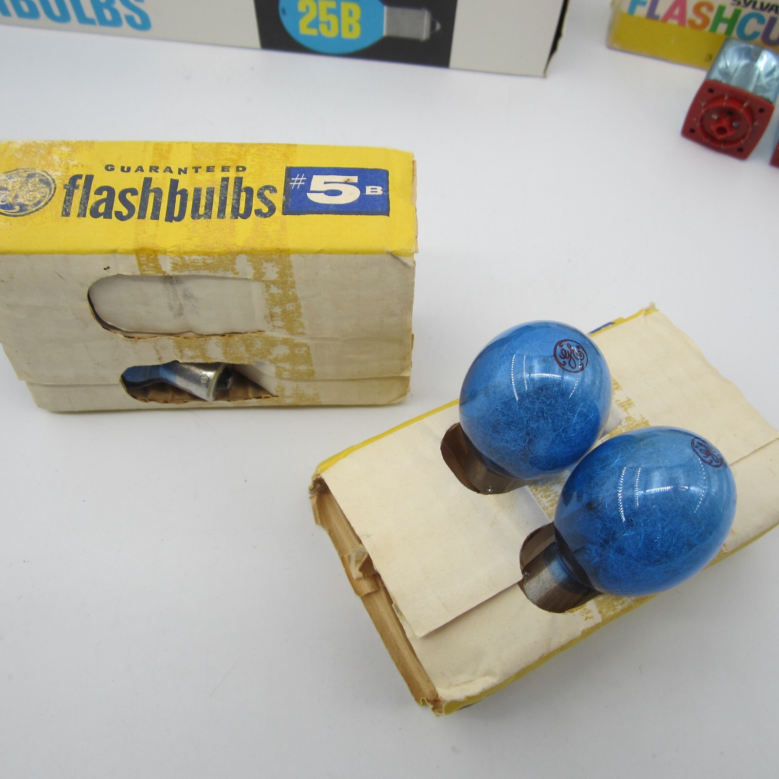 Vintage Misc Random Lot of 38 Flashbulbs Flashcubes Sylvainia M3B 25B GE #5 Blue