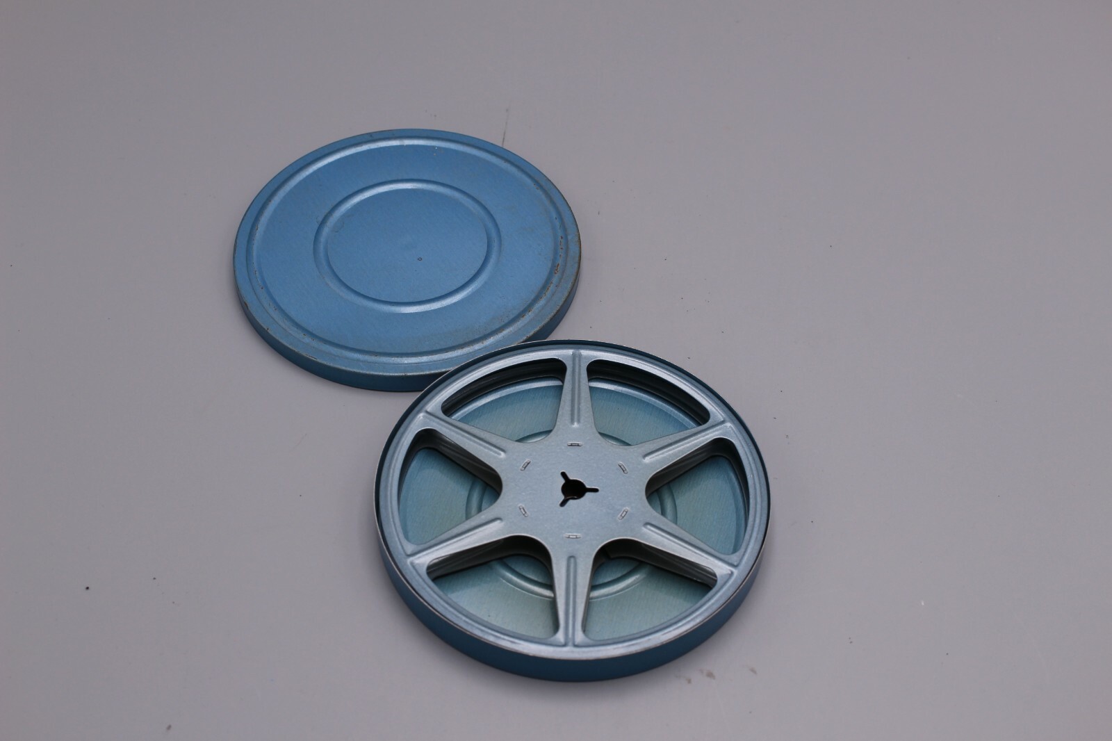 vintage 8mm 200ft reel and case